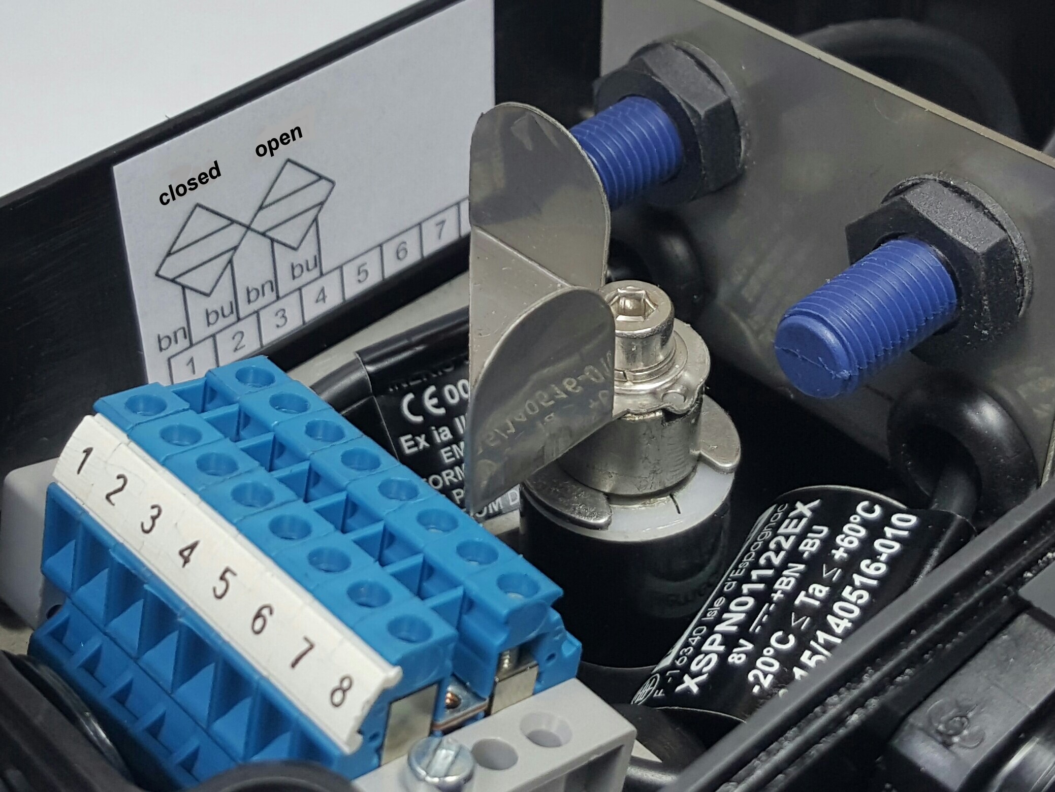 Ex i ... 8 V DC valve position indicator with Telemecanique sensors for valve automation